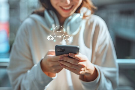 mulher conversando com chatbot