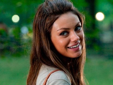Mila Kunis, mira que tienes envidia de Scarlett que a ti también te tienen que hackear