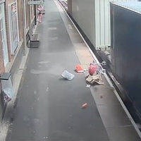 Un tren despedaza un cochecito de bebé para alertar a los padres del peligro en los andenes 