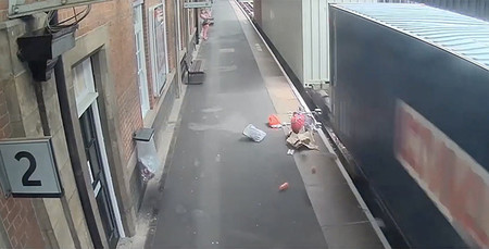 Un tren despedaza un cochecito de bebé para alertar a los padres del peligro en los andenes