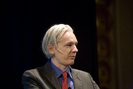 Australia confisca el pasaporte al fundador de WikiLeaks por parecer "muy usado"