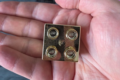 Lego dourado / Imagem: Reddit