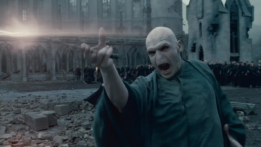 El actor de Voldemort en Harry Potter, Ralph Fiennes, hizo una petición que revolucionó el diseño de la varita en forma de hueso 