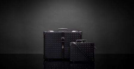 Alexander McQueen le suma un toque punk a su nueva colección con Globe-Trotter