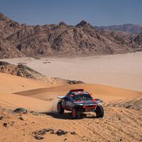 Mattias Ekström gana, Sébastien Loeb se pierde remontando y Carlos Sainz es más líder del Dakar