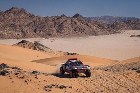 Mattias Ekström gana, Sébastien Loeb se pierde remontando y Carlos Sainz es más líder del Dakar