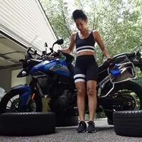 Crossfit motero: Esta youtuber ha demostrado que su moto de 220 kilos no le queda grande haciendo con 100 sentadillas al día