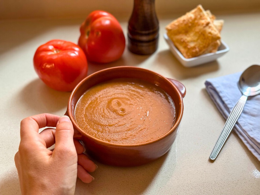 Crema de tomates asados, una receta tan fácil como hornear y triturar