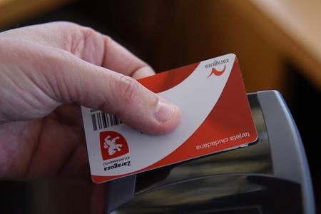 Posible hackeo en la recarga de las tarjetas de transporte público de Zaragoza: pagabas 10 euros y te recargaban 50