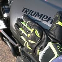 Conducir una moto sin guantes es más peligroso de lo que parece, pero la mitad de los moteros lo hacen. Así que la DGT va a tomar medidas