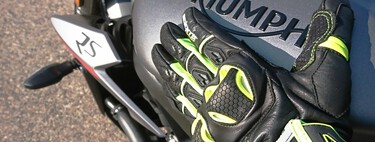 Conducir una moto sin guantes es más peligroso de lo que parece, pero la mitad de los moteros lo hacen. Así que la DGT va a tomar medidas