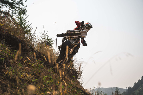 La Alta Motors Redshift EX se abre paso por el campo con 125 kg, 40 cv, 162 Nm y 3 horas de autonomía