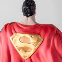 Es la figura más fea de Superman que he visto en mucho tiempo, pero alguien cree que estás dispuesto a pagar una disparatada suma de dinero por ella