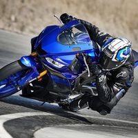 Adiós Yamaha R1, hola R2. Una nueva deportiva japonesa está al caer, y promete
