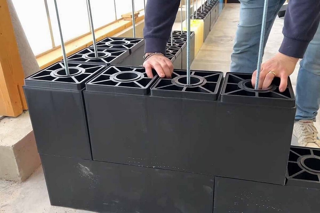 Construir tu propia casa, muro o piscina como si fuera un LEGO gigante: así funcionan estos bloques hechos con plásticos reciclados 