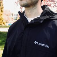 Ni viento ni lluvia: esta es la chaqueta Columbia que no parará tus planes y está rebajada más de la mitad