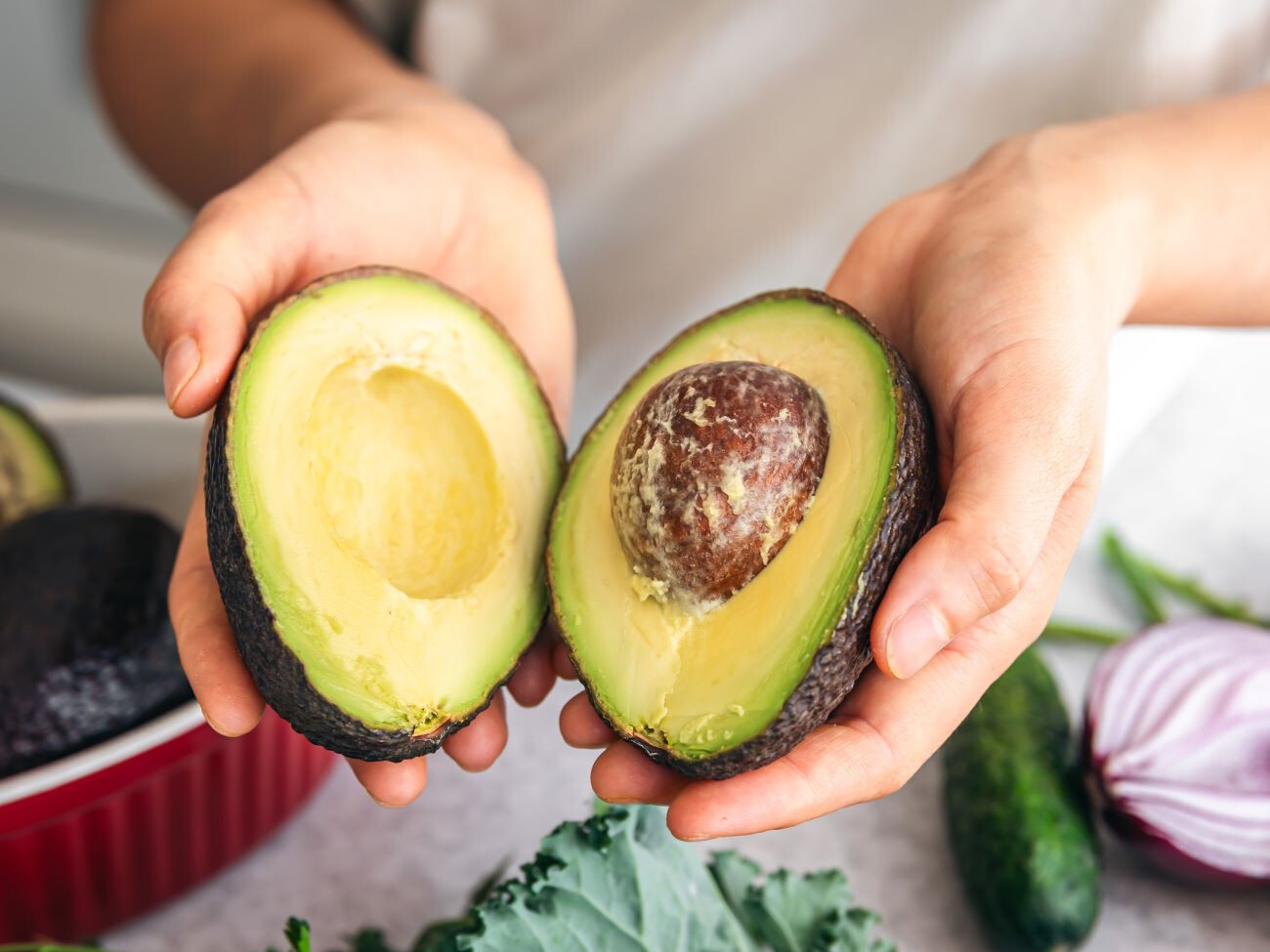 Aguacate envuelto en papel de aluminio sobre agua caliente en un recipiente
