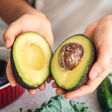 El truco exprés para madurar un aguacate duro en solo 10 minutos y convertirlo en tierno y cremoso 