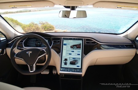 Tesla Model Y, Elon Musk fabrica un coche que puede navegar en el agua el 1 de abril