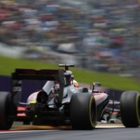 McLaren sigue sin descartar un podium en 2015 