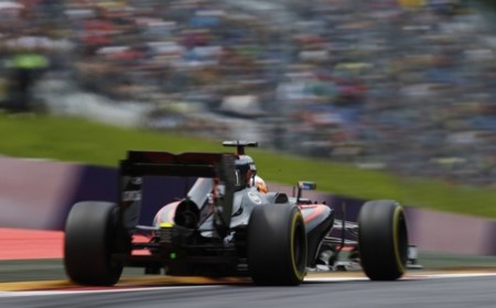 McLaren sigue sin descartar un podium en 2015