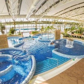 Este increíble complejo termal cuenta con 18 piscinas, 14 saunas y un parque acuático de agua caliente con un volcán 