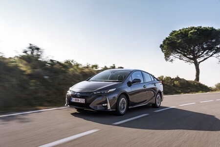 Nuevo Toyota Prius Plug-In: un híbrido enchufable con paneles solares y 45 km de autonomía que llega a España, desde 33.900 euros