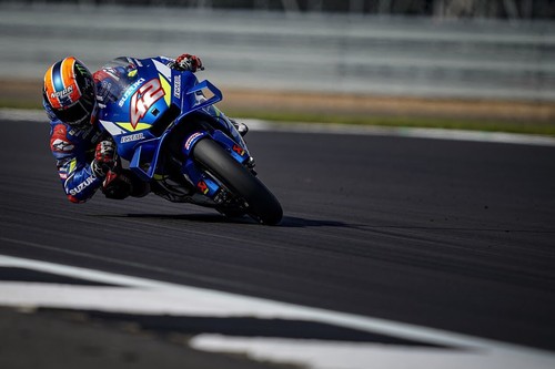 Álex Rins gana su segunda carrera de MotoGP en Silverstone tras un duelo histórico con Marc Márquez