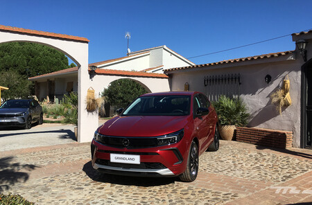 Probamos el nuevo Opel Grandland: el SUV compacto es más atractivo y tecnológico y convence en su versión PHEV de 225 CV