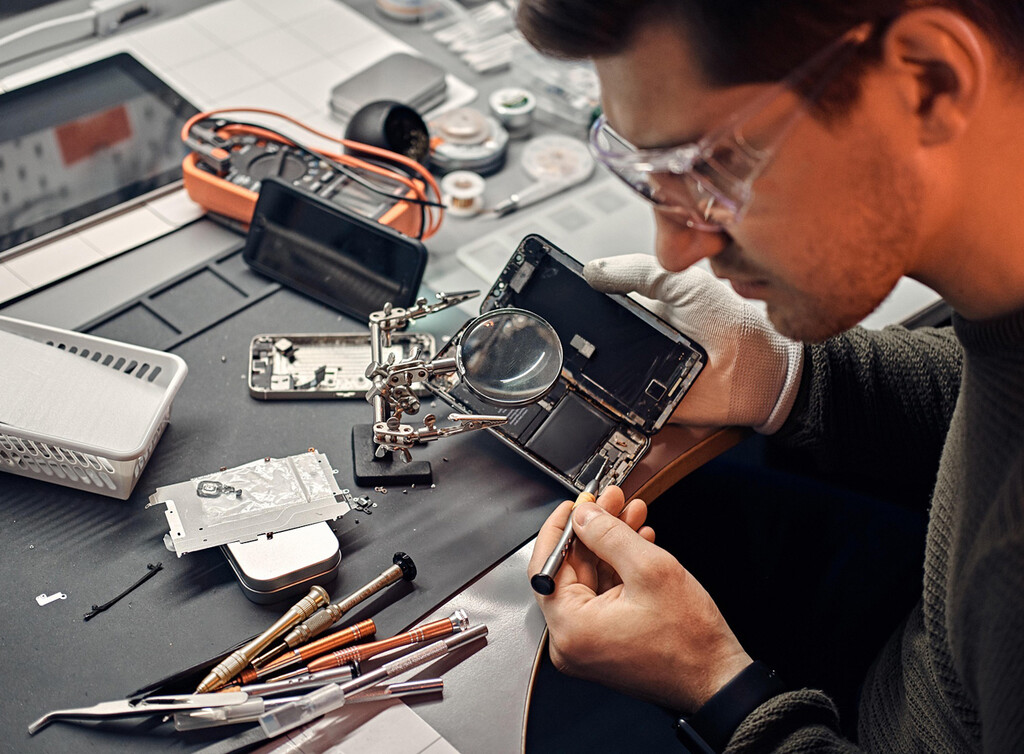 Ellos son los que arreglan tus móviles rotos, estas son sus historias