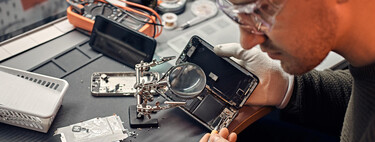 Ellos son los que arreglan tus móviles rotos, estas son sus historias 