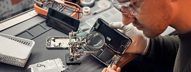 Ellos son los que arreglan tus móviles rotos, estas son sus historias 