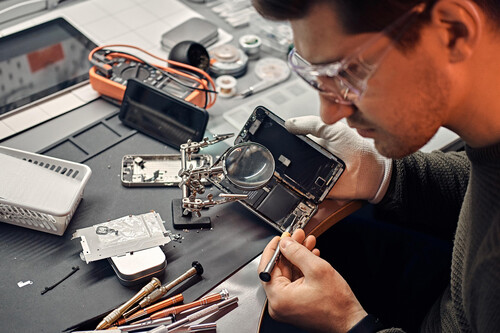 Ellos son los que arreglan tus móviles rotos, estas son sus historias 