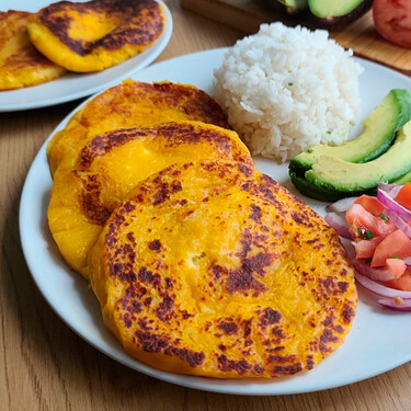 Ni tortita, ni crepe: llapingachos, la receta ecuatoriana con la que resuelves un desayuno con mucho queso 