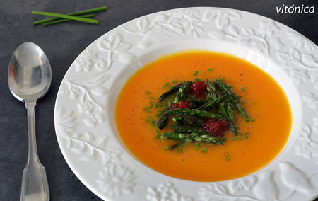 Crema de calabaza con puntas de espárragos crujientes: receta saludable