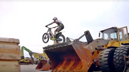 Adam Raga Bas Trucks