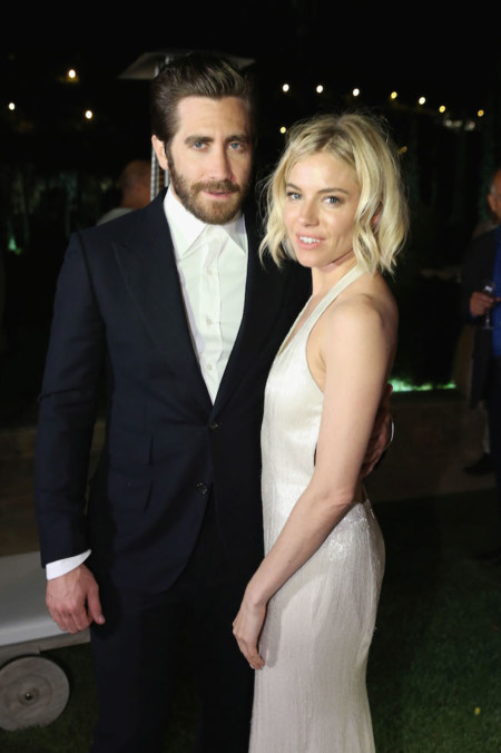 ¿Tienes un traje azul marino y una camisa blanca en tu armario? Si lo luces como Jake Gyllenhaal serás el rey