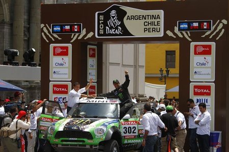 Stéphane Peterhansel y Cyril Despres se coronan en el Dakar