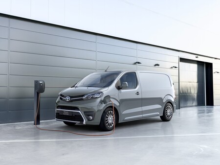 La Toyota Proace Electric Van es el primer Toyota eléctrico y ya está disponible en España desde 32.998 euros