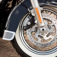 Os pneus de motocicletas antigas eram brancos, mas não propositalmente; foi um erro técnico que se tornou um ícone retrô 