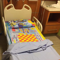 Un padre crea sábanas con diseños de juegos, para los niños que estén ingresados en hospitales o que deban hacer reposo en cama