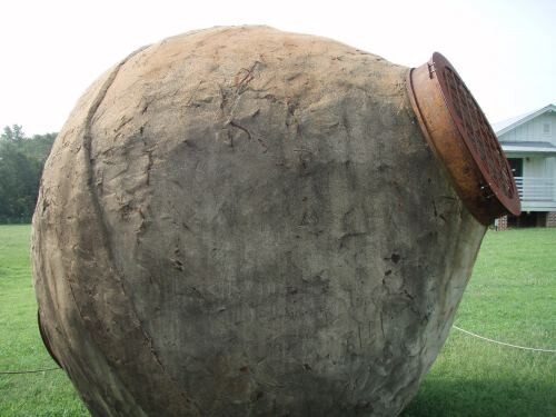 Estas extrañas bolas de hormigón de 7 toneladas se usaban para extraer oro y ahora puedes verlas en un museo