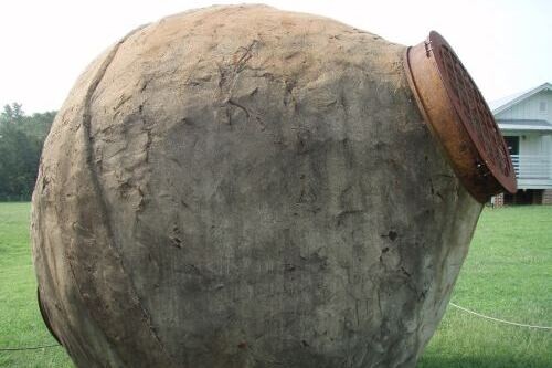 Estas extrañas bolas de hormigón de 7 toneladas se usaban para extraer oro y ahora puedes verlas en un museo