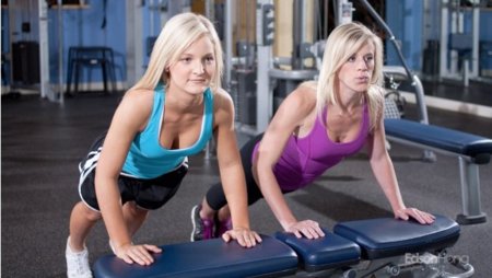 Flexiones inclinadas, una opción menos intensa