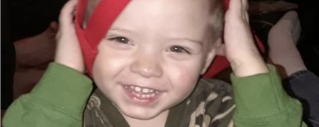 Un niño de dos años no vivirá para ver la Navidad y su familia se la adelanta con ayuda de vecinos y redes sociales
