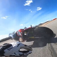 Intentar seguir a una superbike en circuito con una trail no es buena idea, y este vídeo lo demuestra