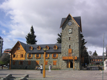 El pueblo de Bariloche limpia su ceniza
