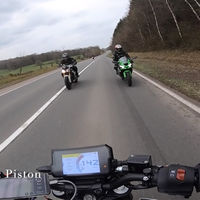 Estupidez en moto, nivel: doble adelantamiento en paralelo, velocidad excesiva y un accidente que pudo acabar en tragedia