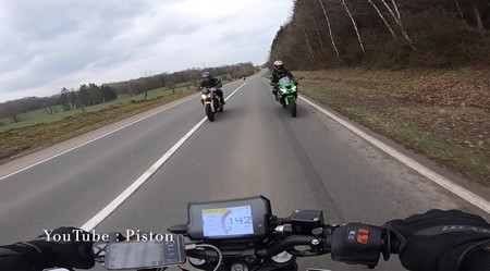 Estupidez en moto, nivel: doble adelantamiento en paralelo, velocidad excesiva y un accidente que pudo acabar en tragedia
