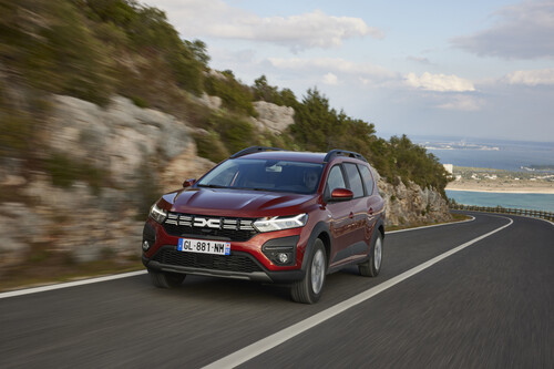 Probamos el Dacia Jogger Hybrid: el coche híbrido de siete plazas más barato, con etiqueta ECO y mucho espacio